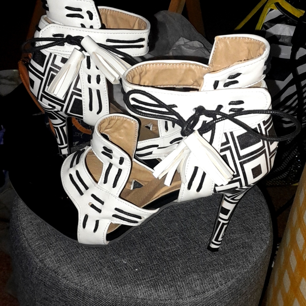 One of kind Pumps